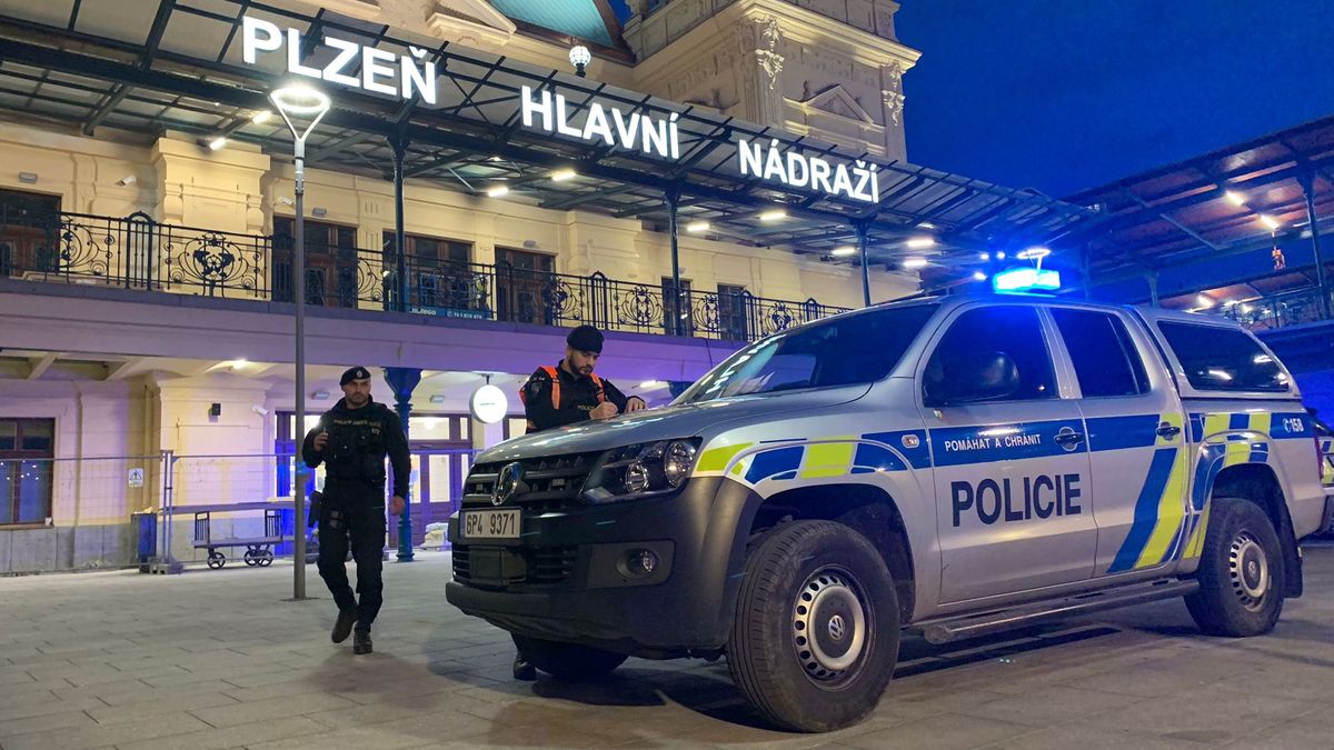 Policie evakuuje vlakové i autobusové nádraží v Plzni kvůli podezřelému zavazadlu